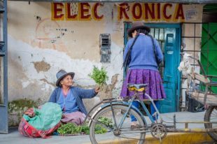 marchande de légumes au Pérou